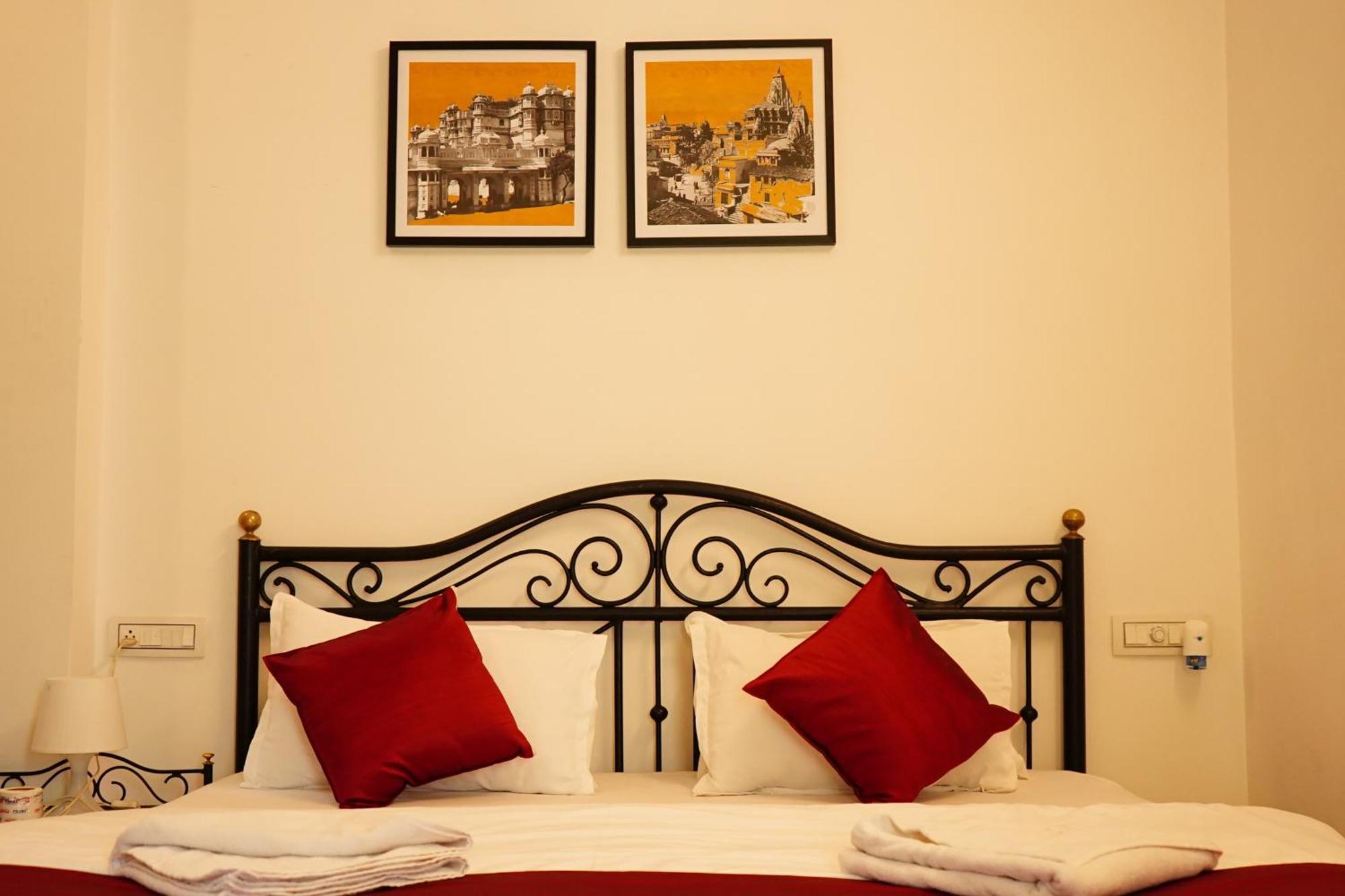 Rising Shemesh Home Stay Udaipur Bagian luar foto
