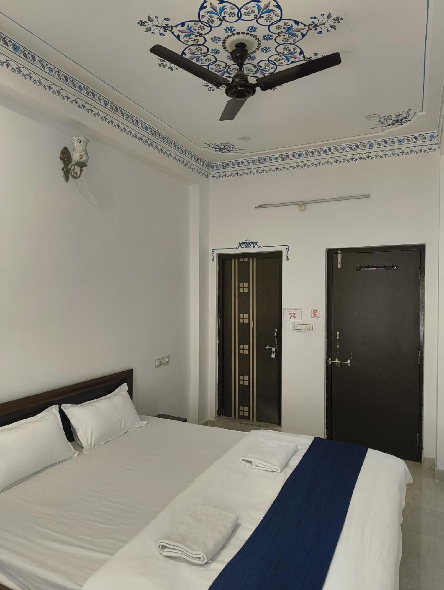 Rising Shemesh Home Stay Udaipur Bagian luar foto