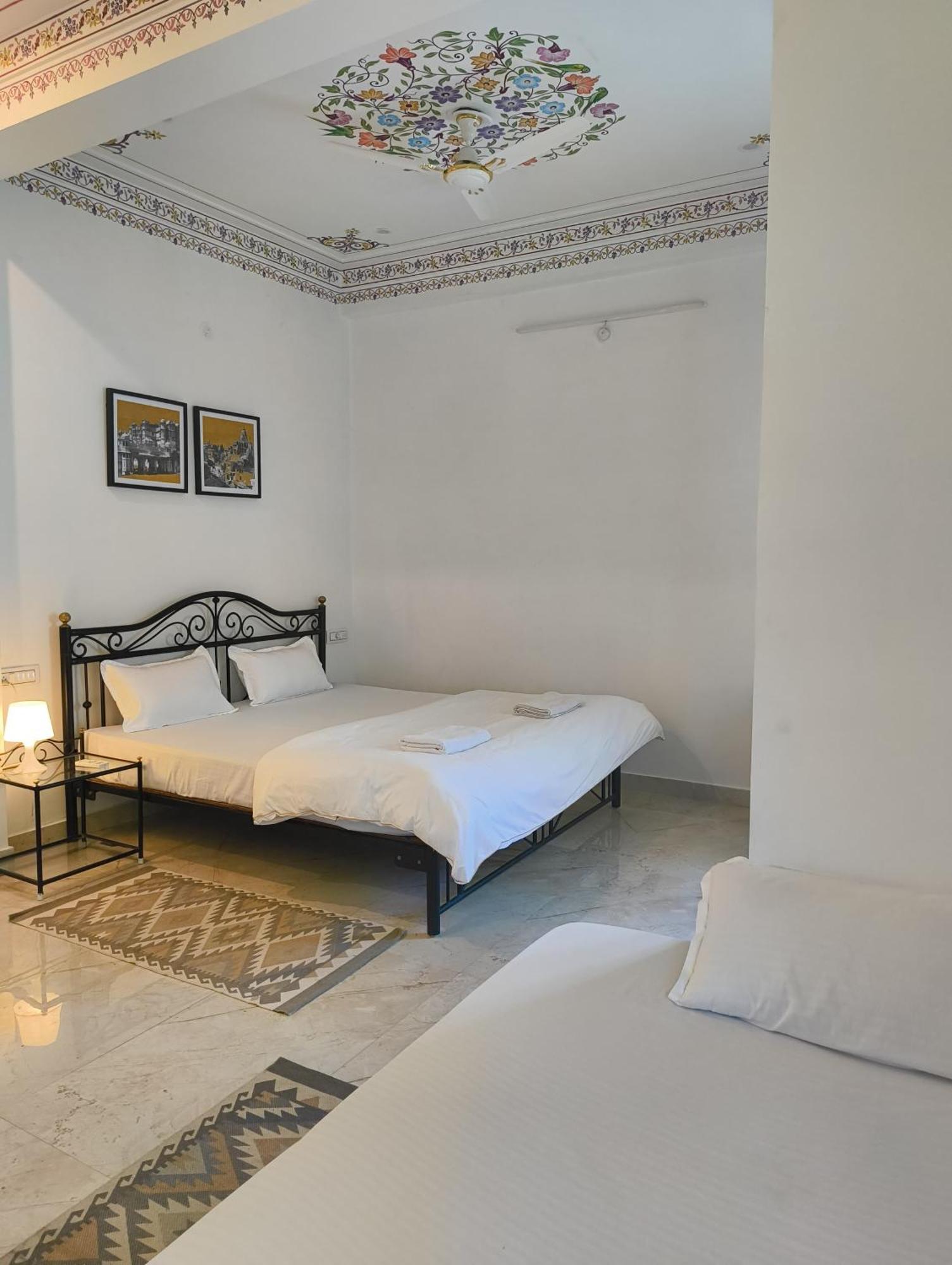Rising Shemesh Home Stay Udaipur Bagian luar foto