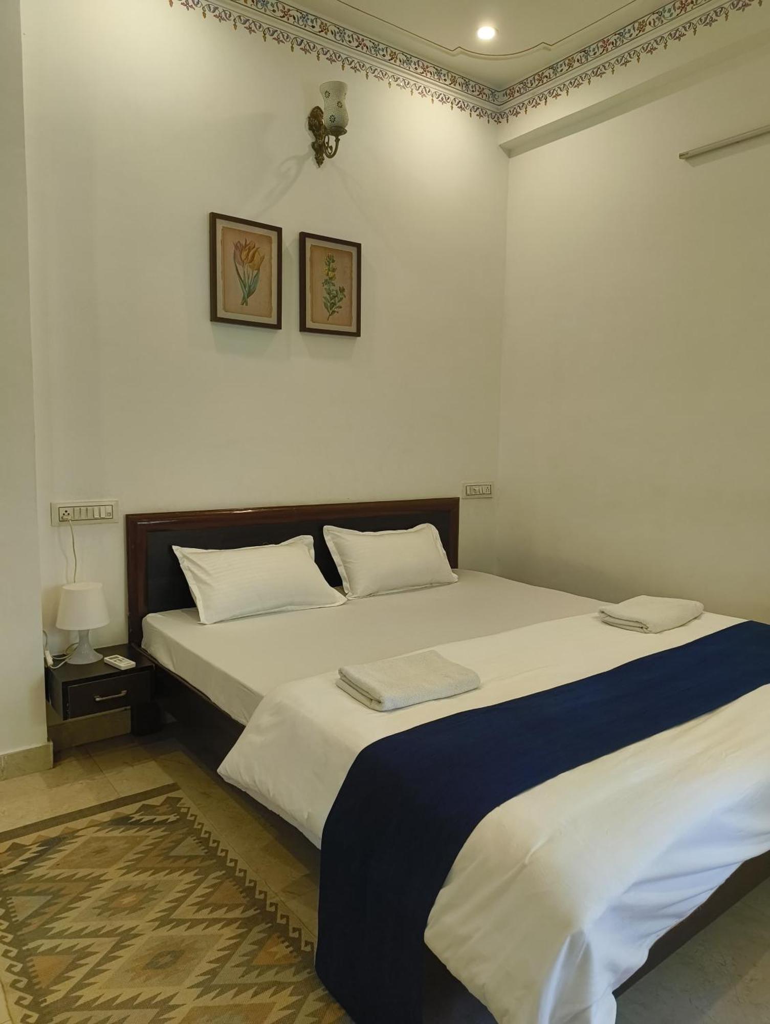 Rising Shemesh Home Stay Udaipur Bagian luar foto